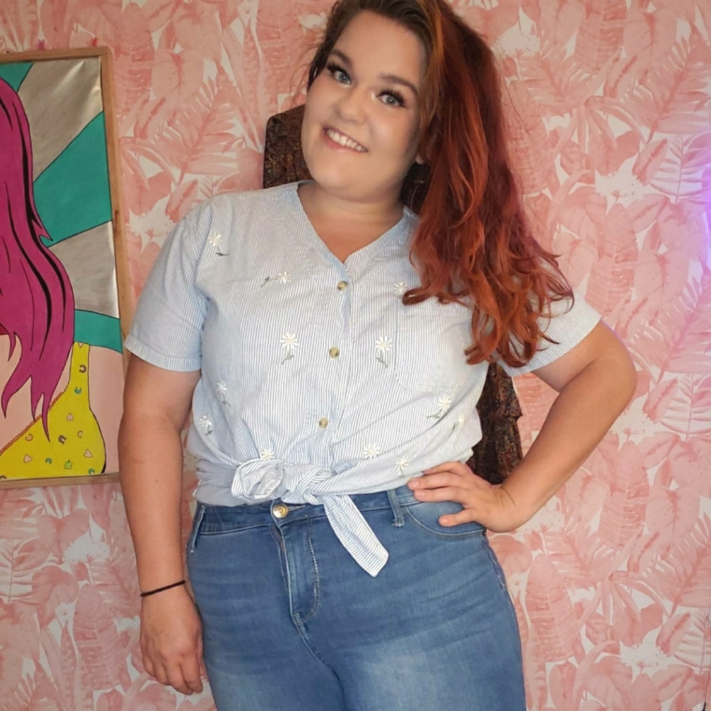 Embroidered daisy shirt plus 1x